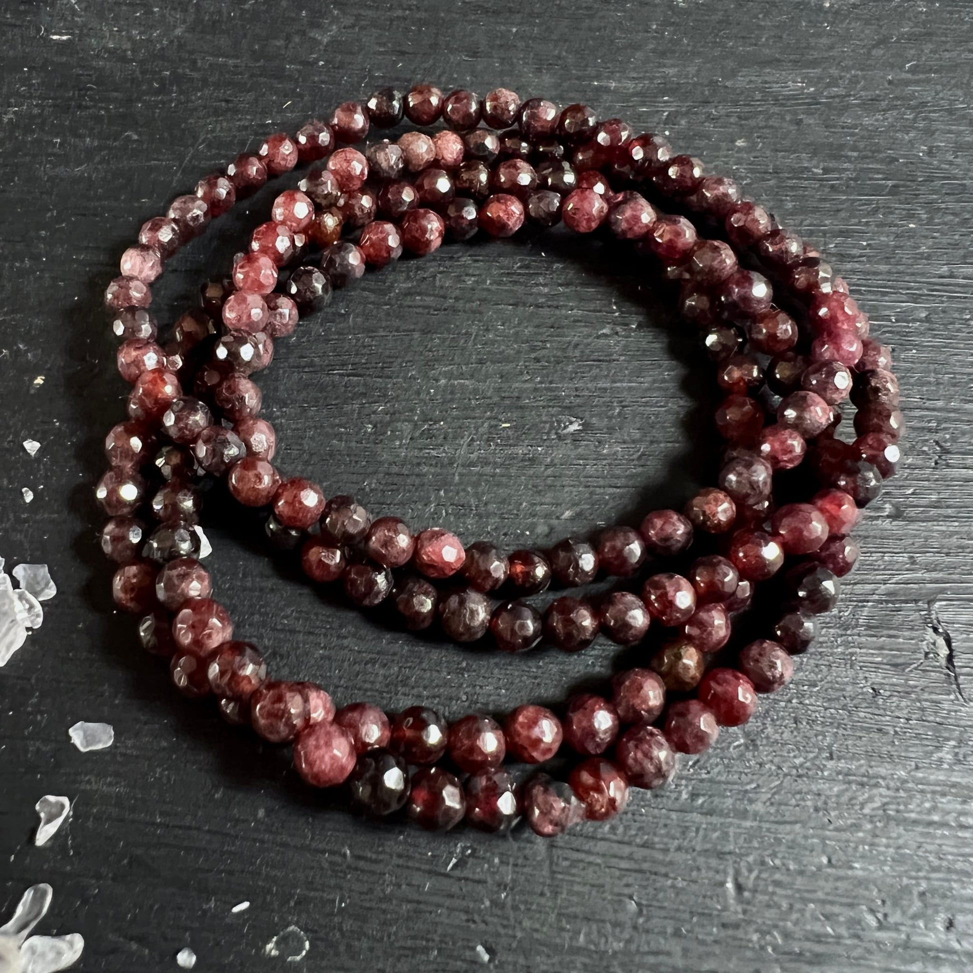 Granat Armband | Almandin facettiert | tiefrote Kugeln 4mm | Madagaskar Unikat | Happy Minerals