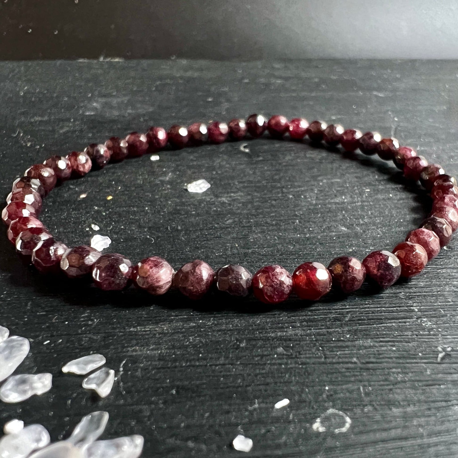 Granat Armband | Almandin glänzend | facettierte Kugeln 4mm | Madagaskar Unikat | Happy Minerals