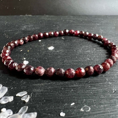 Granat Armband | Almandin glänzend | facettierte Kugeln 4mm | Madagaskar Unikat | Happy Minerals