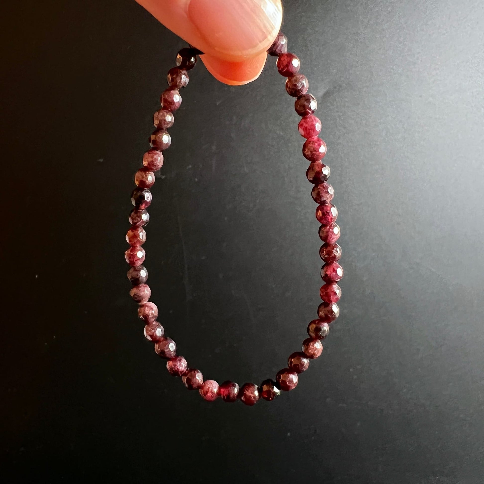 Granat Armband | Almandin Kugeln | rubinrote Facetten | von Hand präsentiert | Happy Minerals