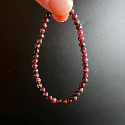 Granat Armband | Almandin Kugeln | rubinrote Facetten | von Hand präsentiert | Happy Minerals