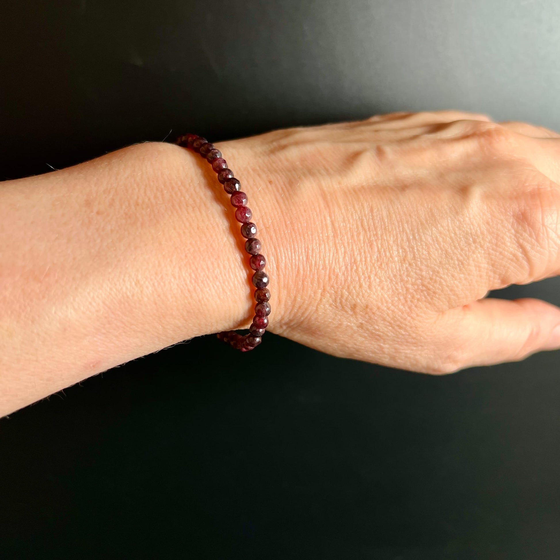 Granat Armband | Almandin am Handgelenk | edler Rotton | facettierte 4mm Perlen | Happy Minerals