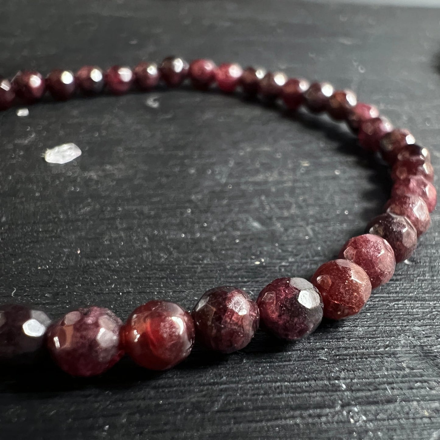 Granat Armband | Almandin Nahaufnahme | funkelnde Facetten | tiefrote Farbnuancen | Happy Minerals