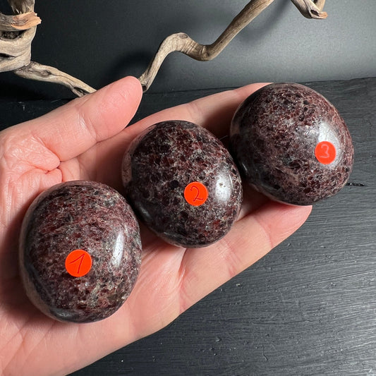 Granat Almandin | in Hand | Größenvergleich | drei Varianten | rotbraune Heilsteine | Happy Minerals