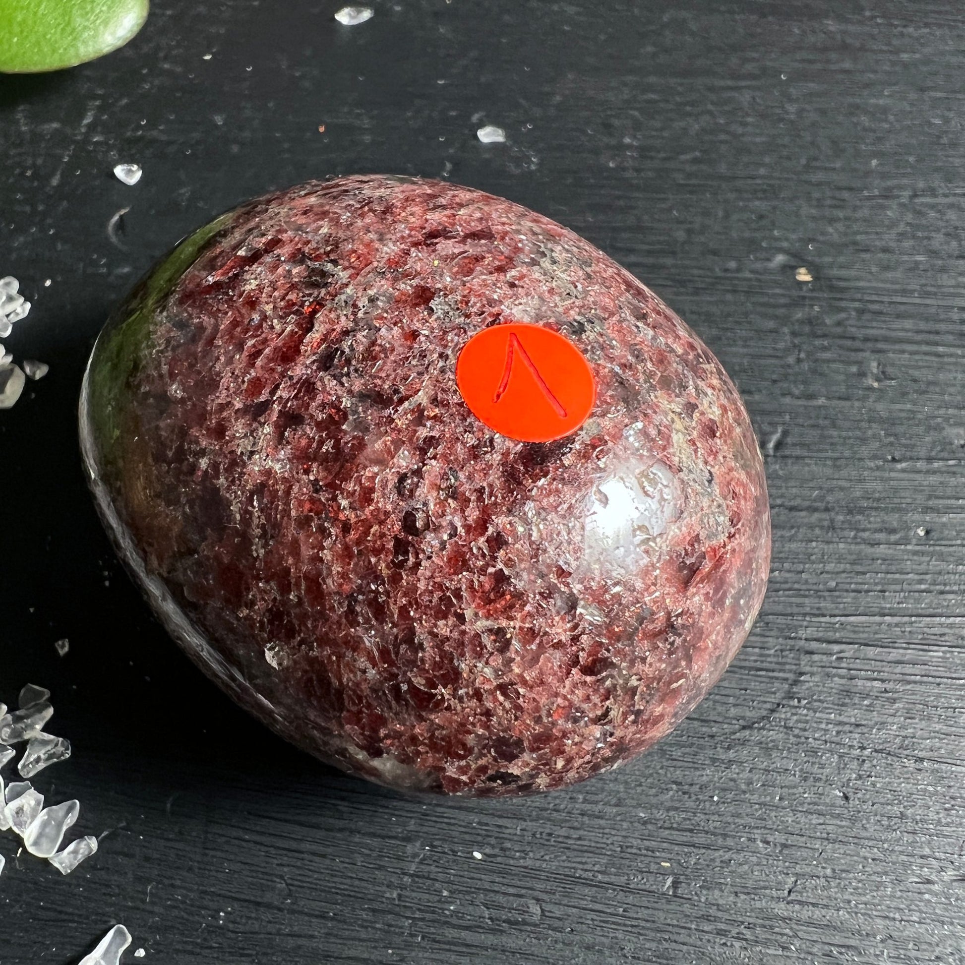Granat Almandin | Handschmeichler | rotbraune Kristalle | weisse Bergkristalle | Happy Minerals