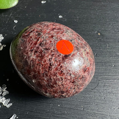 Granat Almandin | Handschmeichler | rotbraune Kristalle | weisse Bergkristalle | Happy Minerals