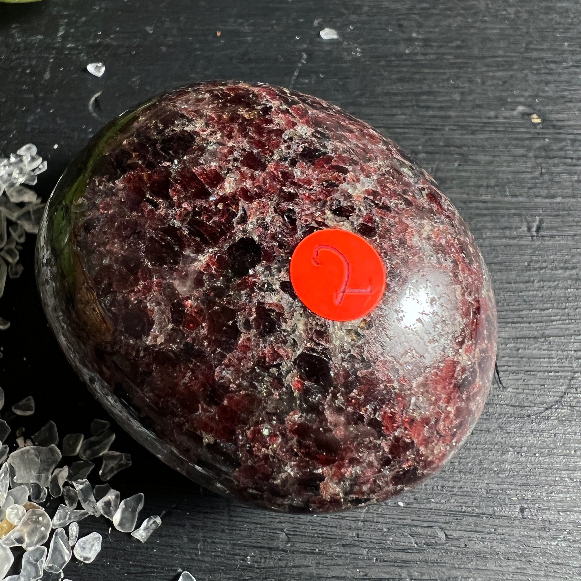 Granat Almandin | Madagaskar | dunkelrote Einschlüsse | polierte Oberfläche | Happy Minerals