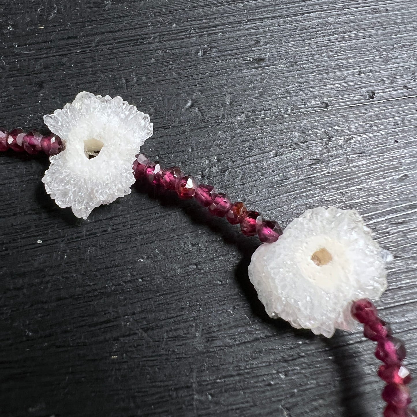 Zwei weiße Amethystskalaktit-Blumen | Detailansicht | facettierte Granatperlen | Unikat | Happy Minerals