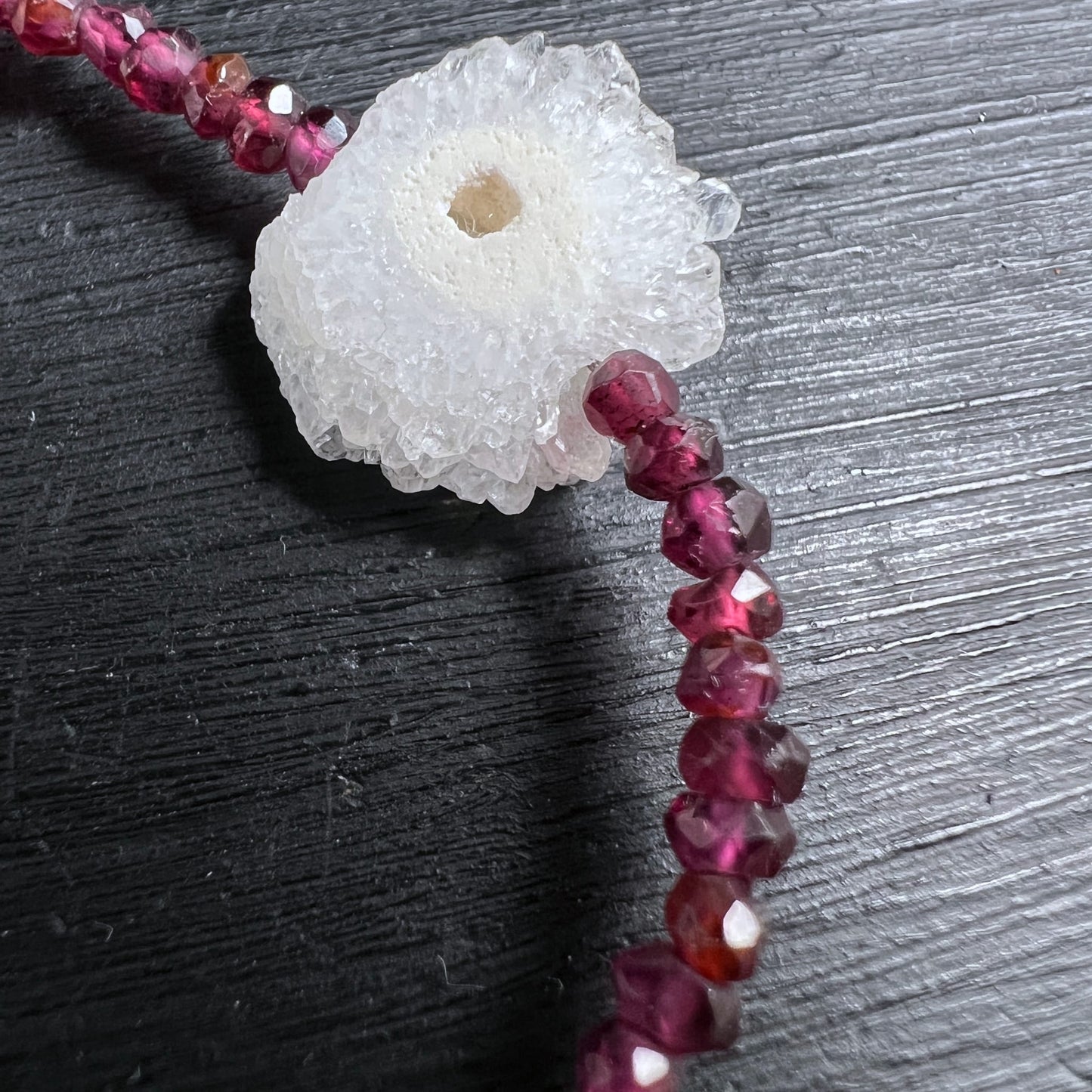 Einzelne weiße Amethystskalaktit-Blüte | kristallines Detail | rubinrote Granatperlen | Happy Minerals
