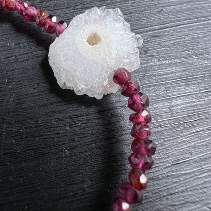 Einzelne weiße Amethystskalaktit-Blüte | kristallines Detail | rubinrote Granatperlen | Happy Minerals