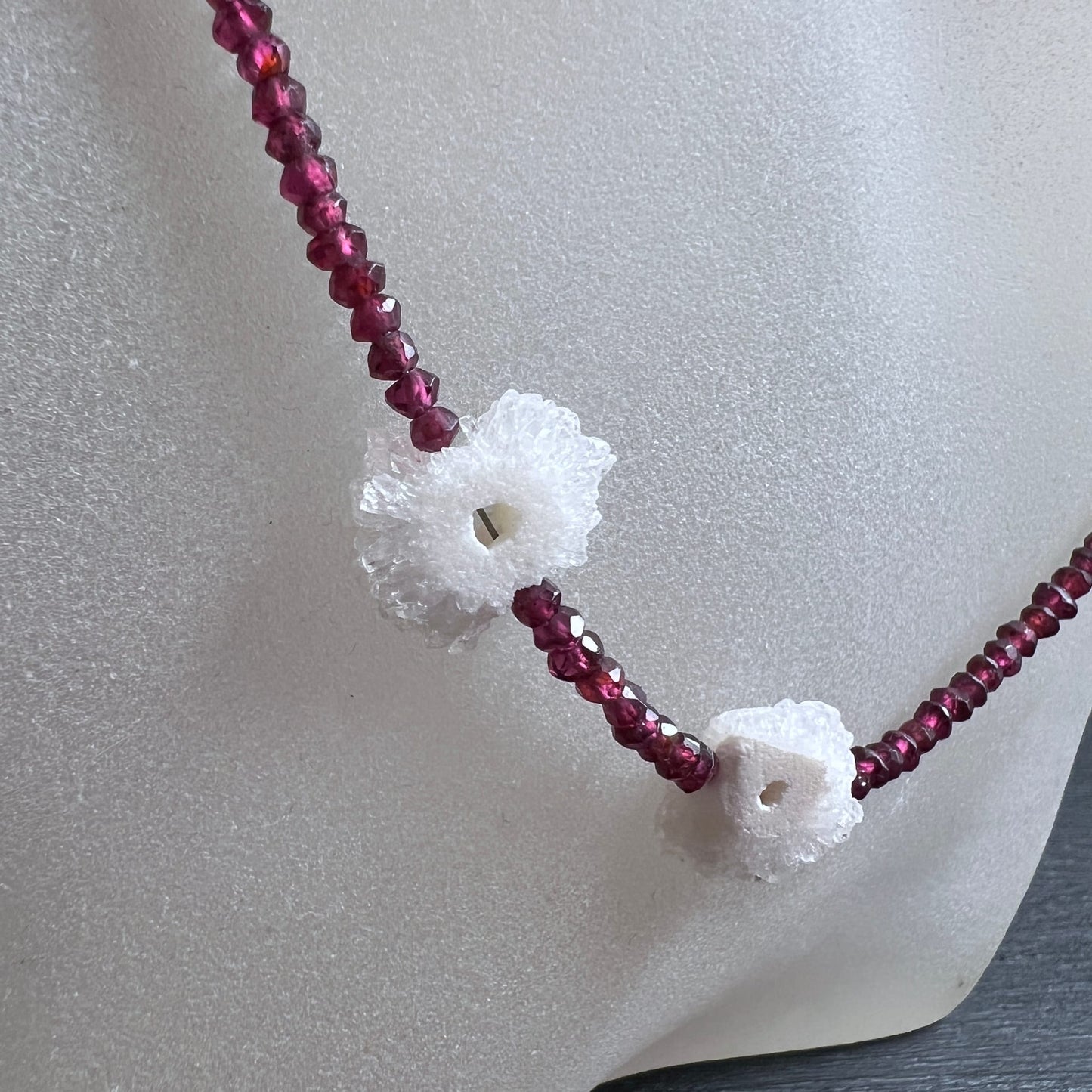 Nahaufnahme | zwei weiße Amethystskalaktit-Blumen | kristallin | rubinrote Granatperlen | Happy Minerals
