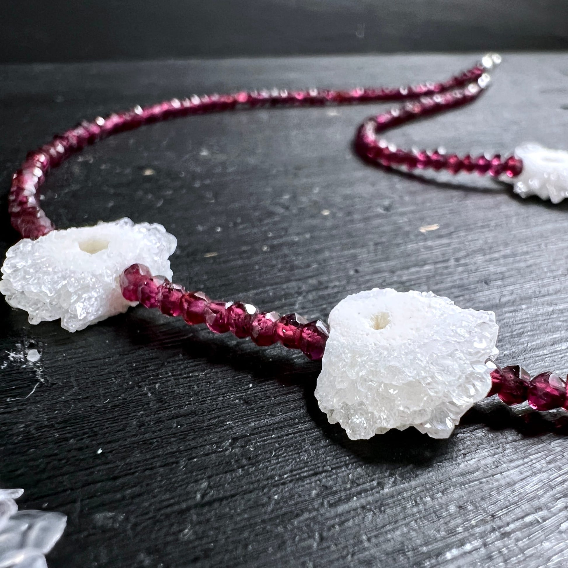 Granat Kette | zwei große Amethystskalaktit-Scheiben | Kristallstruktur | Brasilien | Happy Minerals