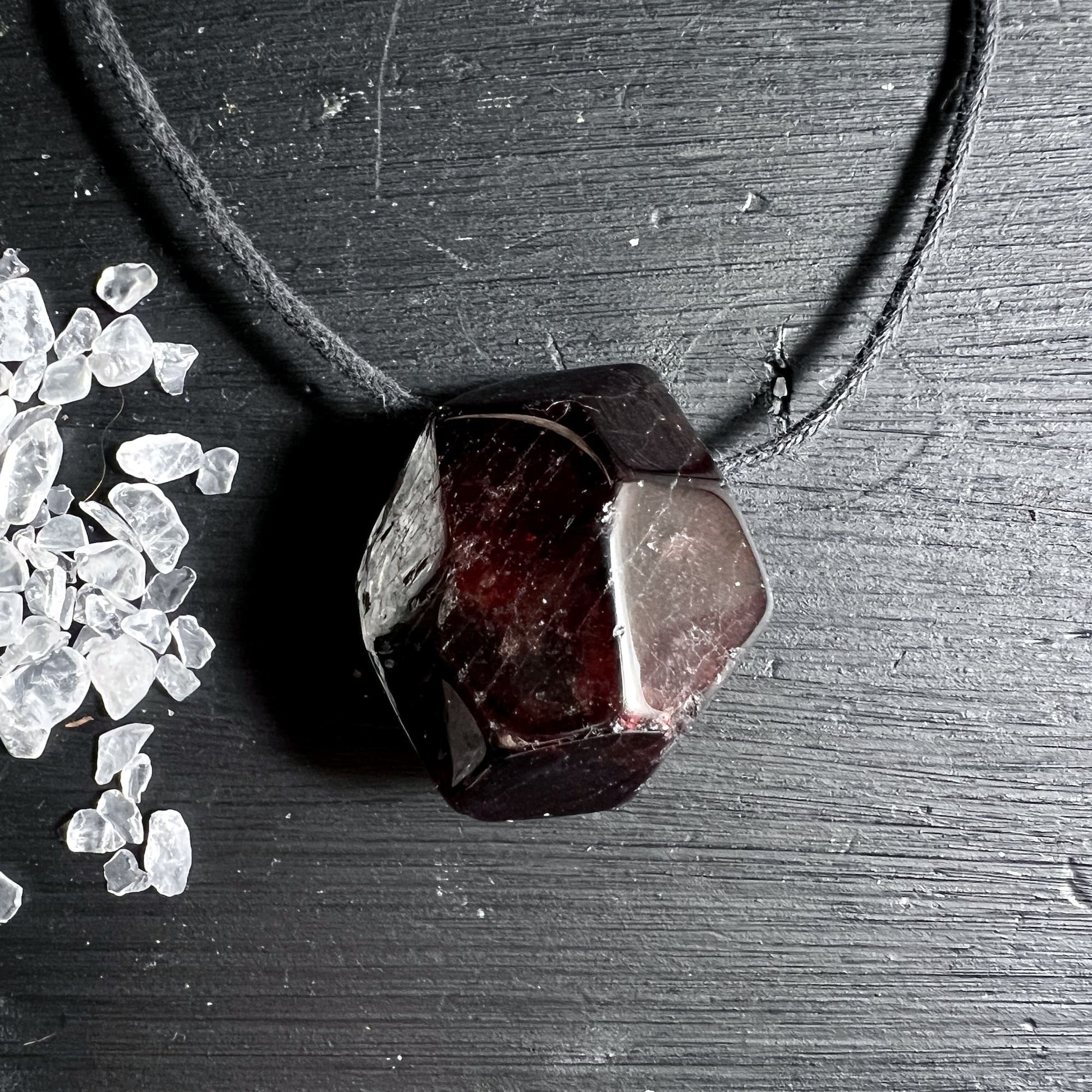 Metallfreier roter Granat Anhaenger fuer Energiearbeit und Herzchakra | Happy Minerals