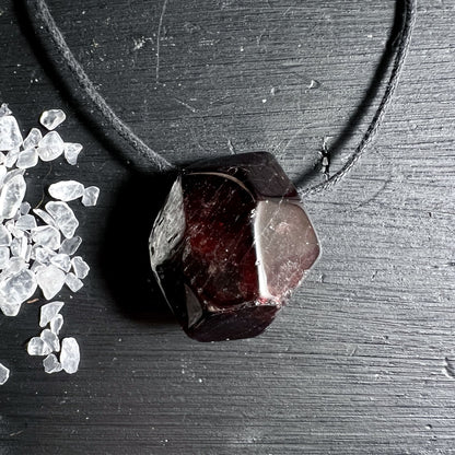 Metallfreier roter Granat Anhaenger fuer Energiearbeit und Herzchakra | Happy Minerals