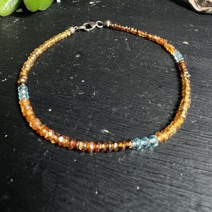 Granat Apatit Armband | goldene Nuancen | blaue Akzente | Edelstein Schmuck | Happy Minerals