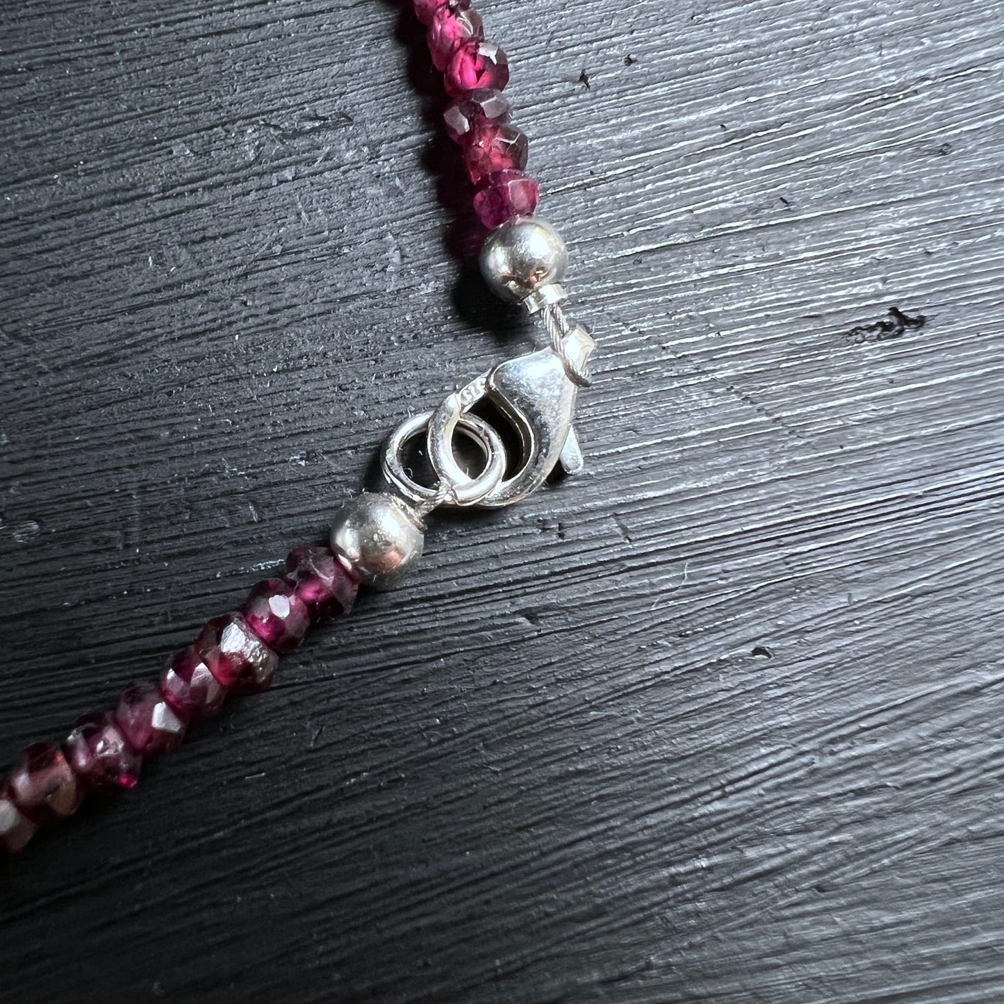 Sterlingsilber Karabinerverschluss | Granat Kette | glänzendes Silber | Detailansicht | Happy Minerals