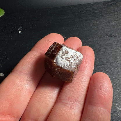 Granat Spessartin Mali | brauner Rohstein Fingerhaltung | natürliche Risse | Kristallstruktur | Happy Minerals