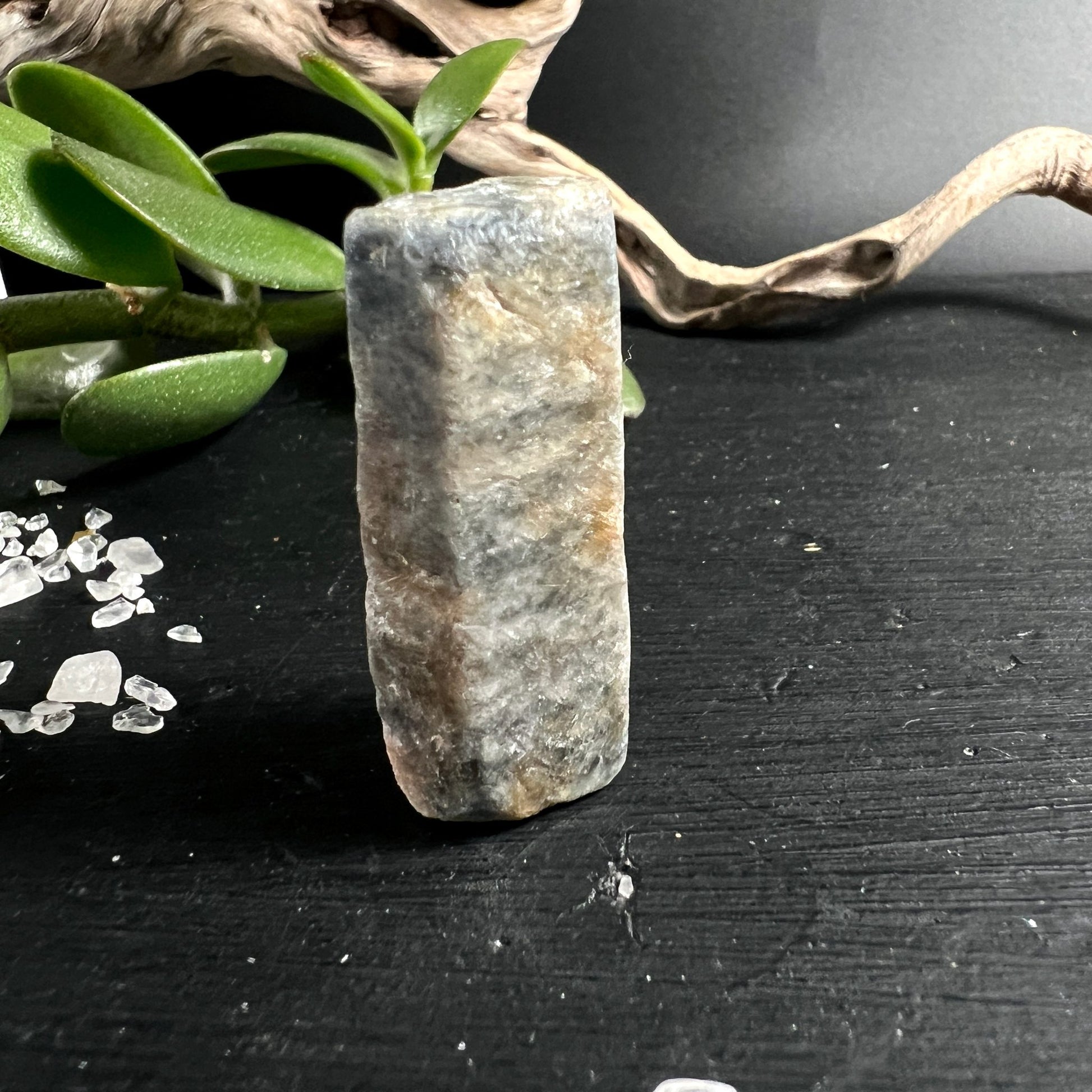 Grau blauer Saphir Rohstein | Madagaskar | natürliche Schönheit | Sukkulente Driftwood | Happy Minerals