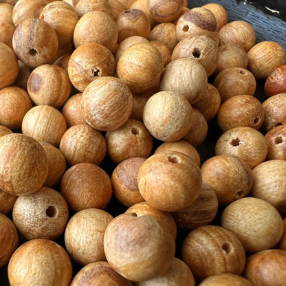 Große Palo Santo Perlen | warme Brauntöne | natürliche Löcher | Peru Holz | Detailansicht | Happy Minerals