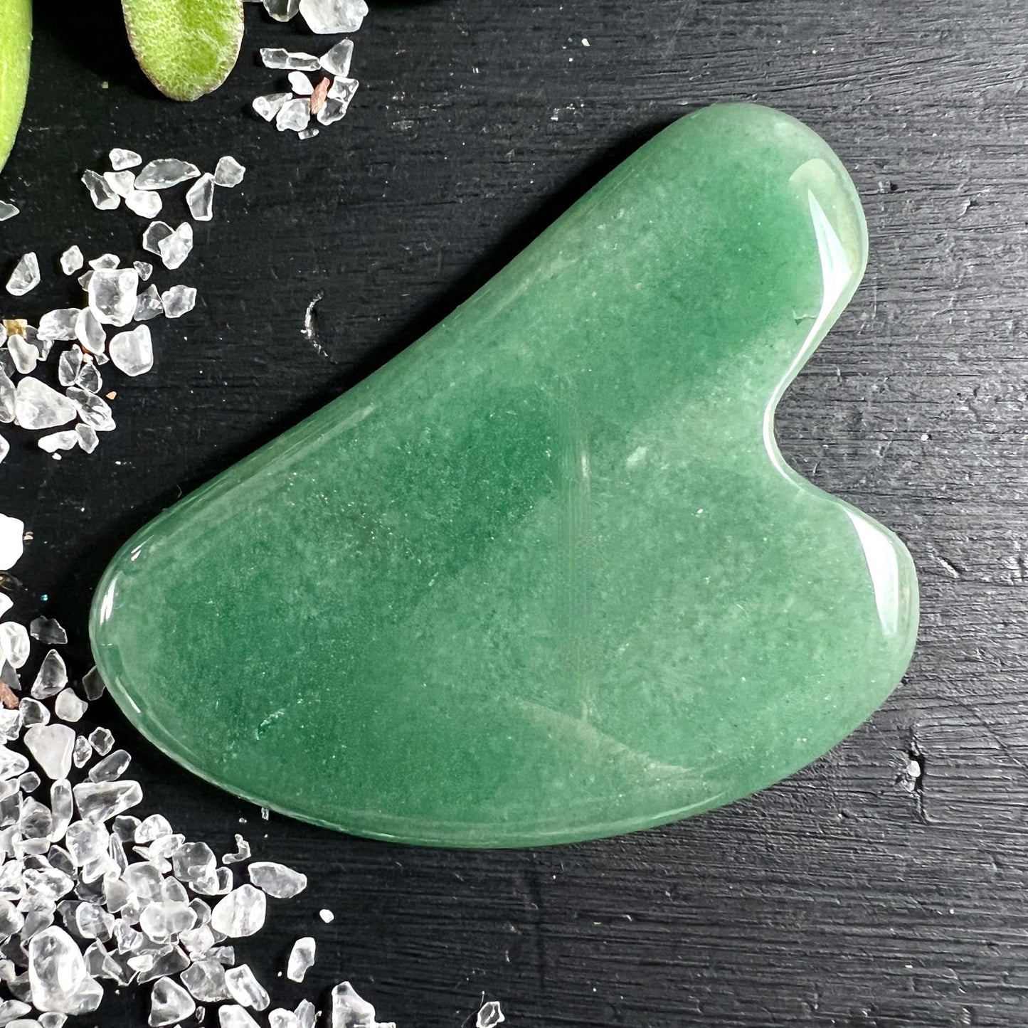 Grüner Aventurin Gua Sha | schimmerndes Smaragdgrün | Kristallsplitter & Sukkulente | Happy Minerals