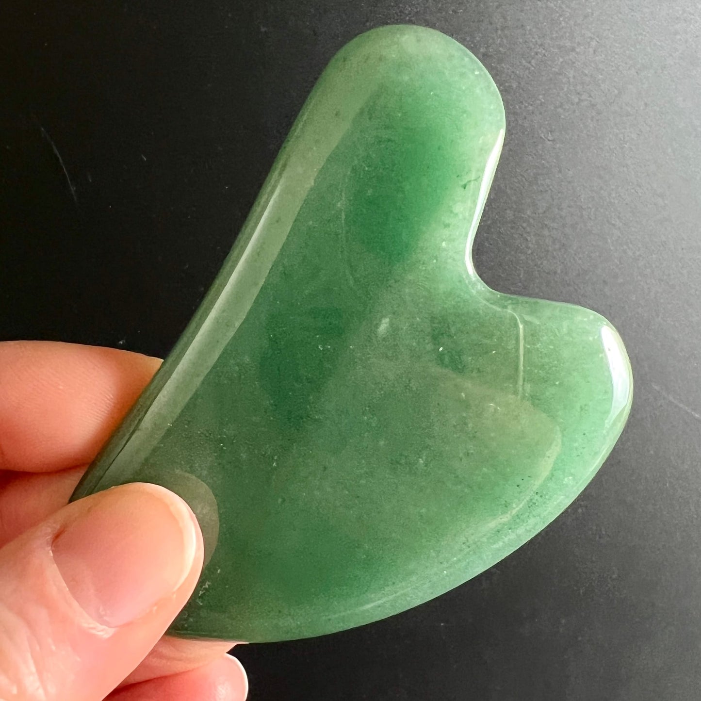 Grüner Aventurin Gua Sha | Hand hält Stein | seidige Oberfläche | herzförmig | Happy Minerals