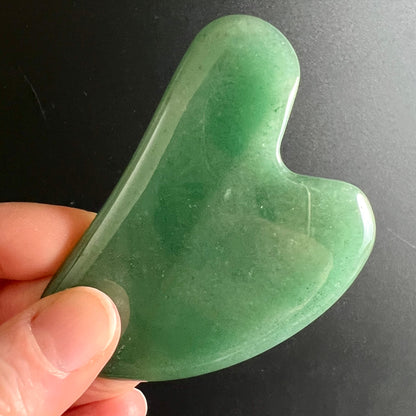 Grüner Aventurin Gua Sha | Hand hält Stein | seidige Oberfläche | herzförmig | Happy Minerals