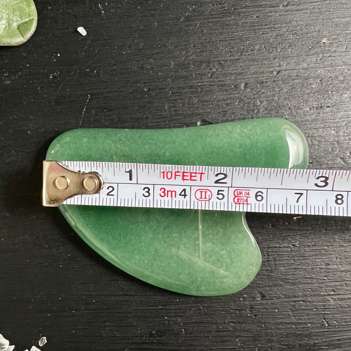 Grüner Aventurin Gua Sha | Größenvergleich Maßband | ca. 8 cm | brasilien | Happy Minerals