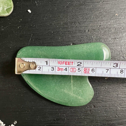 Grüner Aventurin Gua Sha | Größenvergleich Maßband | ca. 8 cm | brasilien | Happy Minerals