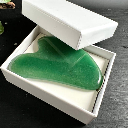 Grüner Aventurin Gua Sha | weiße Geschenkbox | edles Präsentationsbox | Brasil | Happy Minerals