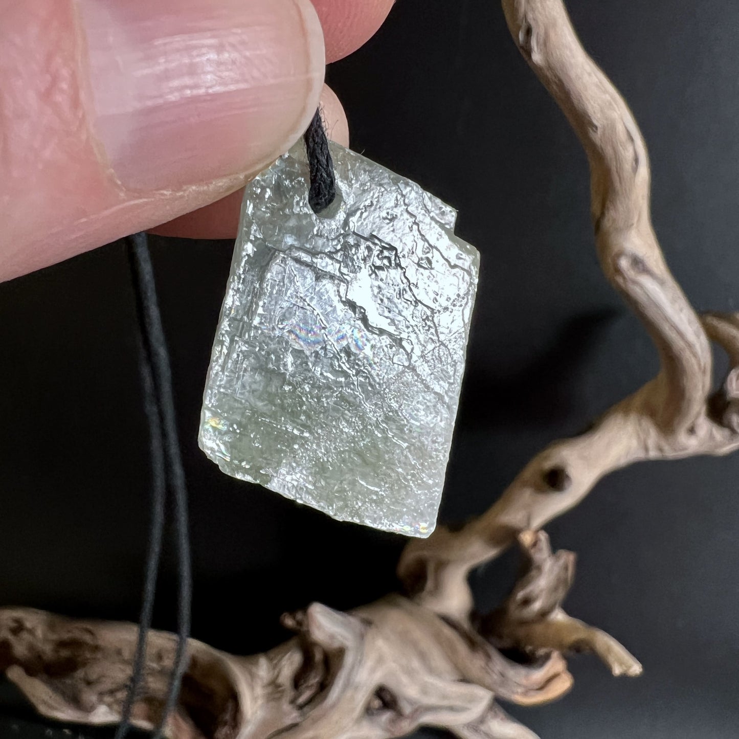 Gruener Calcit Anhaenger mit Frontbohrung Detail