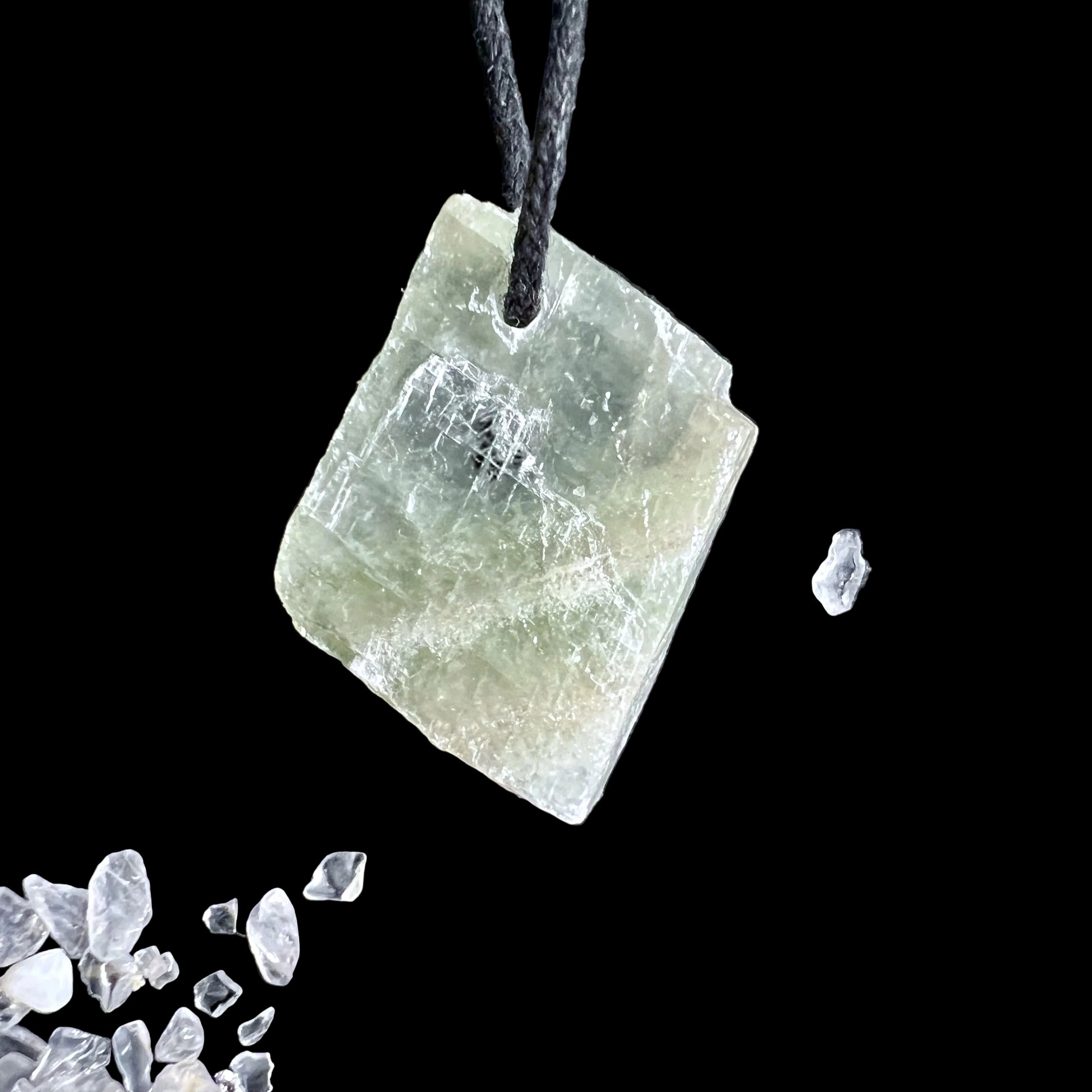 Gruener Calcit Anhaenger Rautenform natuerliche Oberflaeche