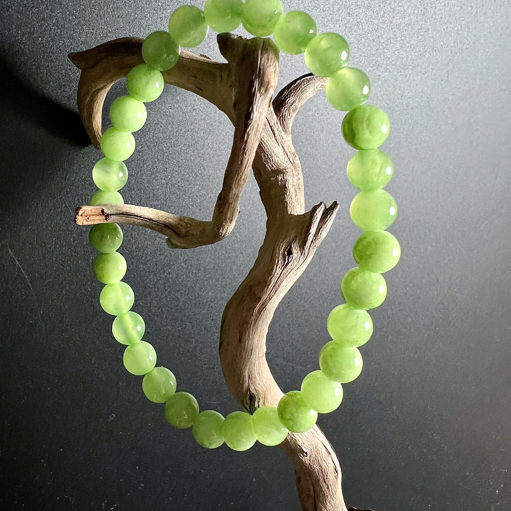Grüner Calcit Armband | Mexiko | runde Perlen | Holzast Dekoration | naturgrüne Farbe | Happy Minerals