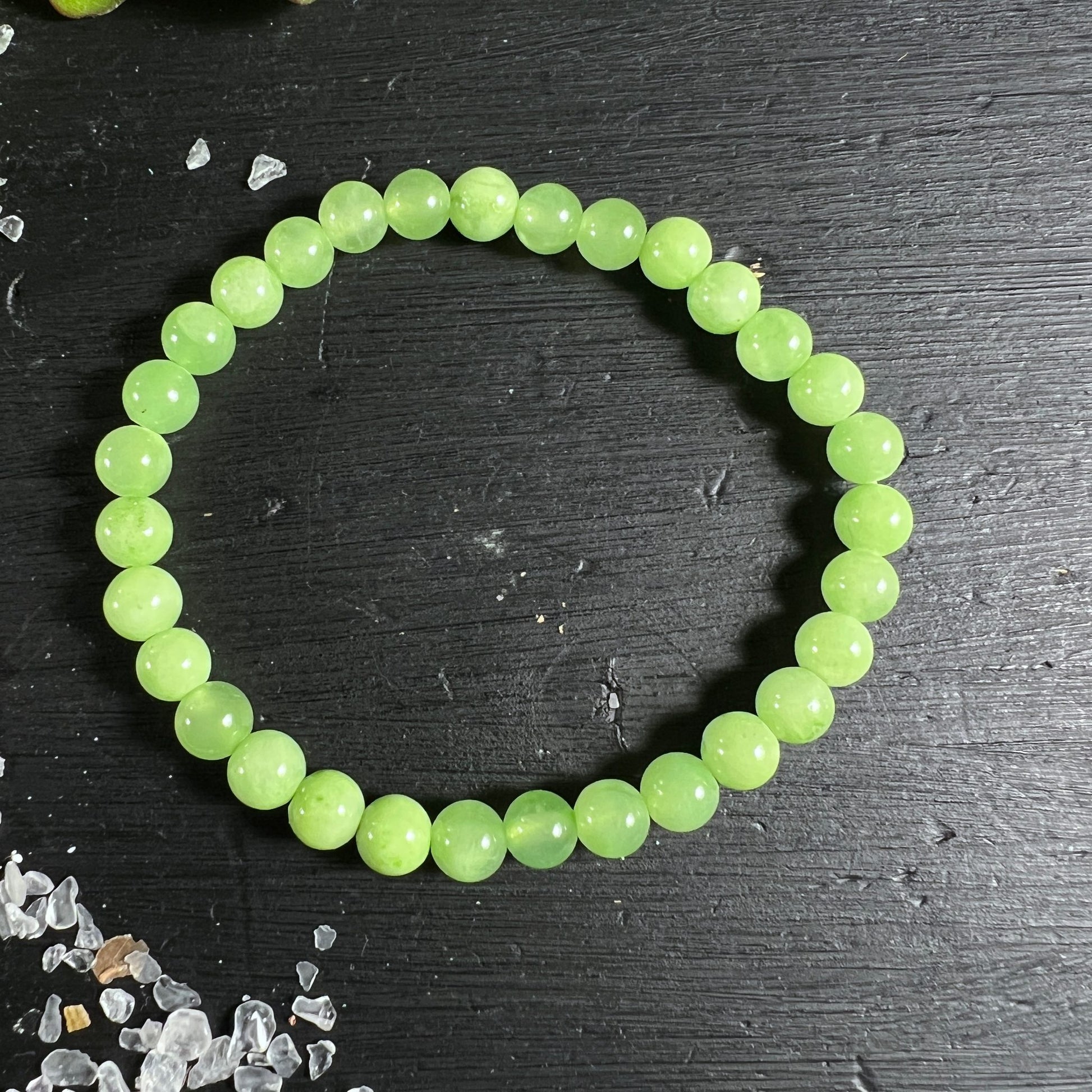 Grüner Calcit Armband | Mexiko | runde Perlen | leuchtend grüne Töne | Maßband | Happy Minerals