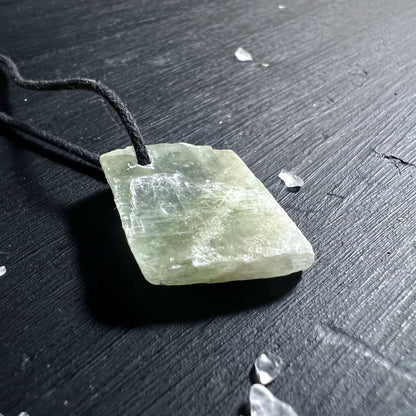 Gruener Calcit Nahaufnahme Kristallstruktur transluzent