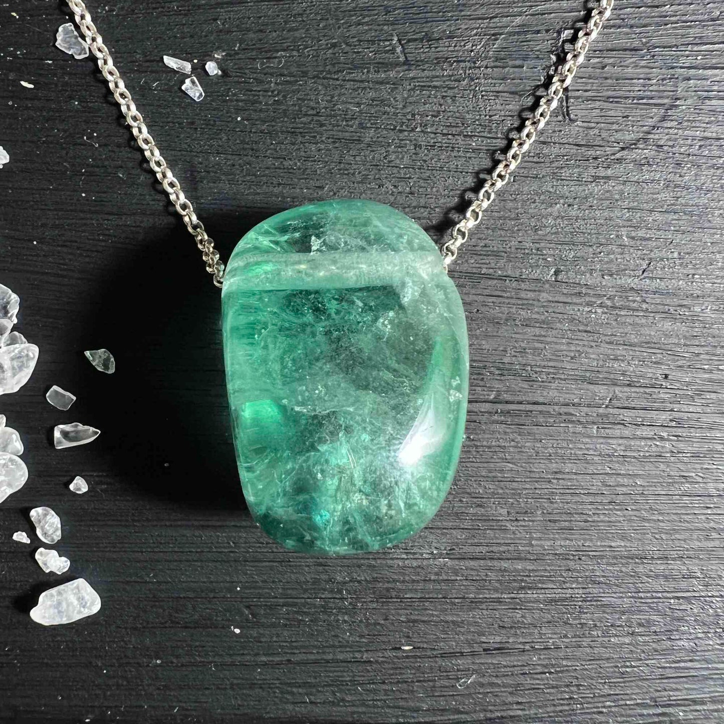 Grüner Fluorit Kristall Anhänger Nahaufnahme