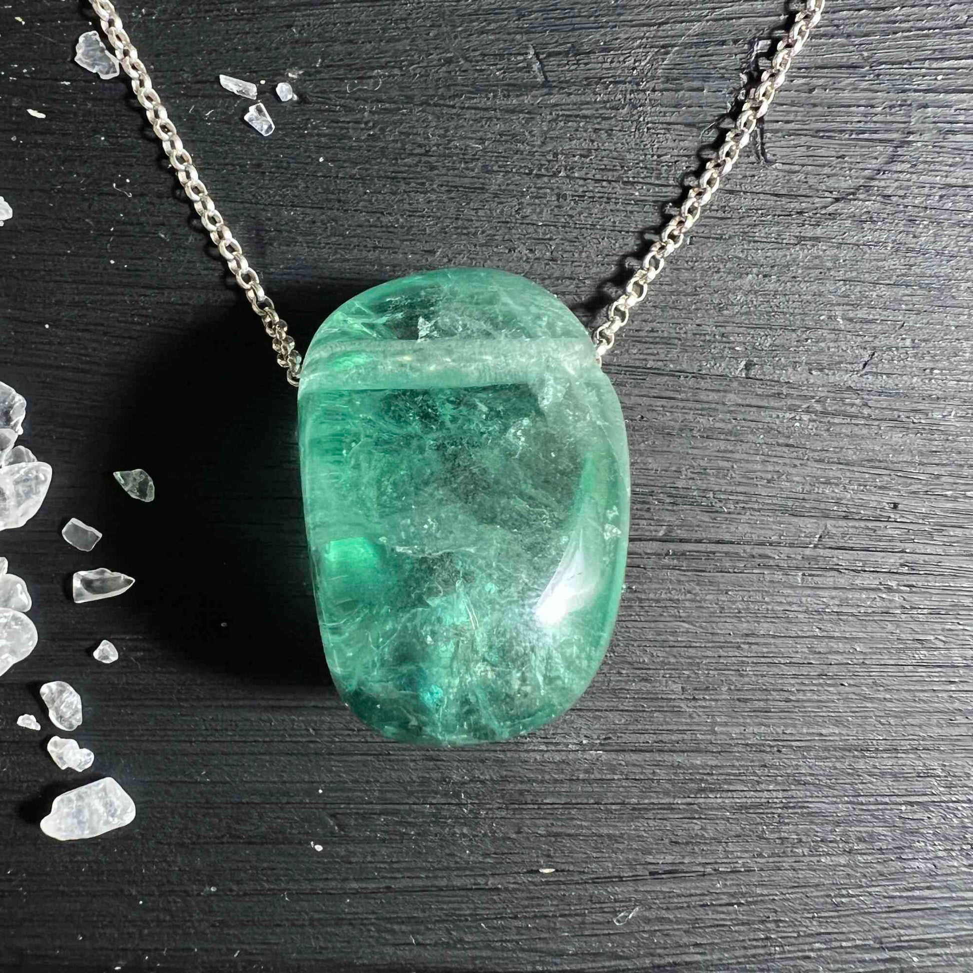 Grüner Fluorit Kristall Anhänger Nahaufnahme