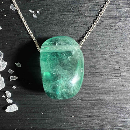 Grüner Fluorit Kristall Anhänger Nahaufnahme