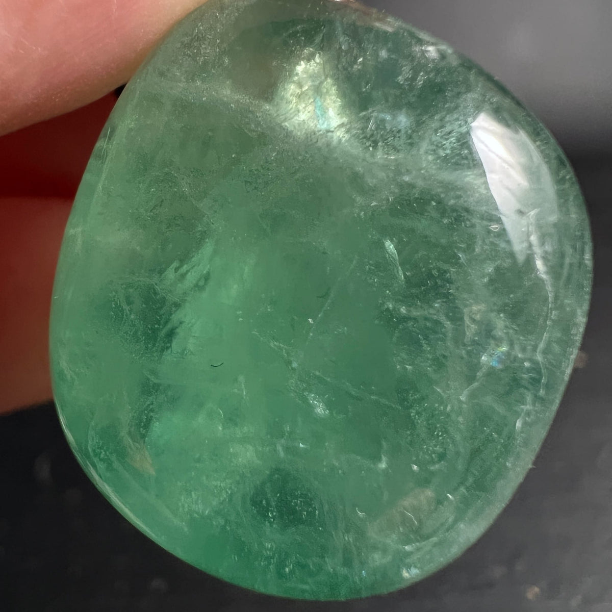 Gruener Fluorit Anhaenger, hochpoliert, mit dunkelgruenen Wolkenmustern und wachsartigem Glanz | Happy Minerals