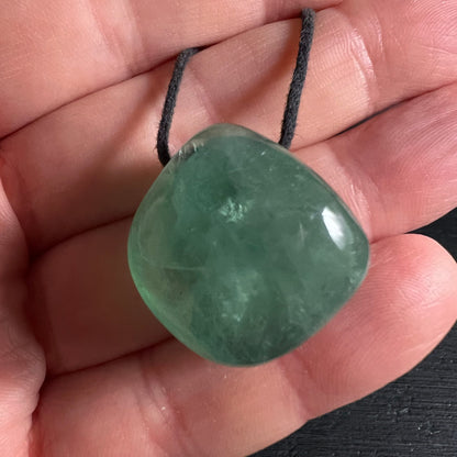 Grüner Fluorit Anhänger, polierte Freiform mit milchig-weissen Wolken und Glanzreflex | Happy Minerals
