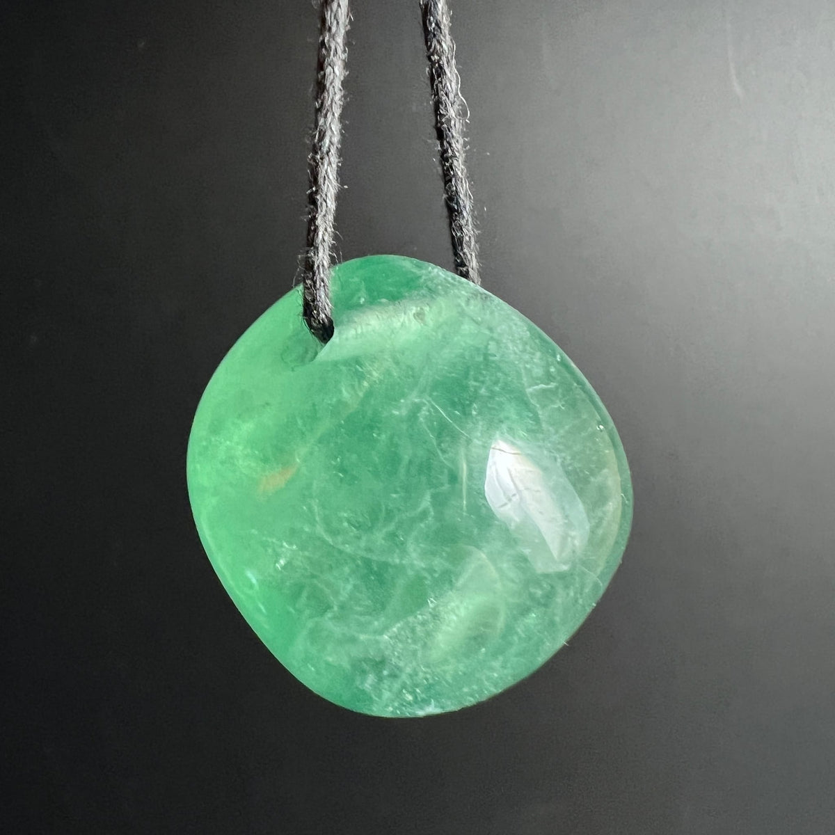 Grüner Fluorit Anhänger, rundlich poliert, mit wolkigen hellgrünen Schlieren und milchigen Einschlüssen | Happy Minerals