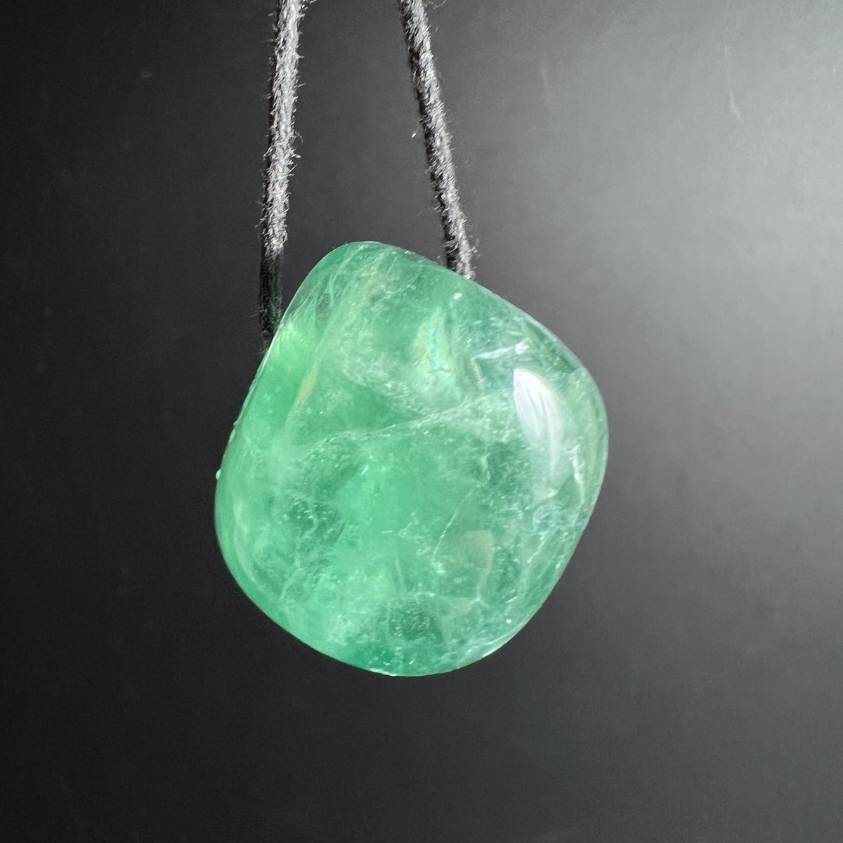 Gruener Fluorit Anhaenger transluzent mit weissen Schleiern, glatt poliert, organische Tropfenform | Happy Minerals