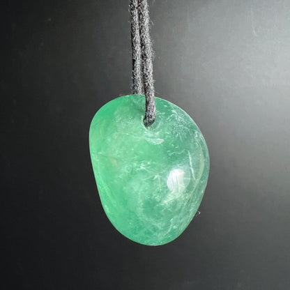 Gruener Fluorit Anhaenger, organische Tropfenform, transparent mit milchig weissen Schlieren und hohem Glanz | Happy Minerals