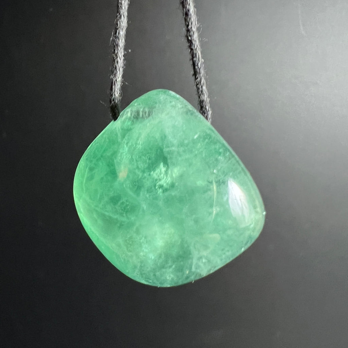 Gruener Fluorit Anhaenger, polierte Tropfenform mit wolkigen hellgruenen und milchigen Zonen | Happy Minerals