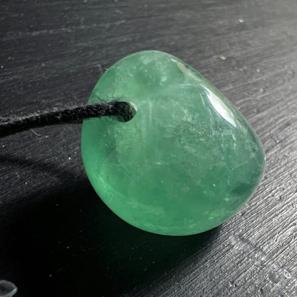 Gruener Fluorit Anhaenger, tropfenfoermig poliert, mit wolkigen hellgruenen Zonen und Glanzflaechen | Happy Minerals