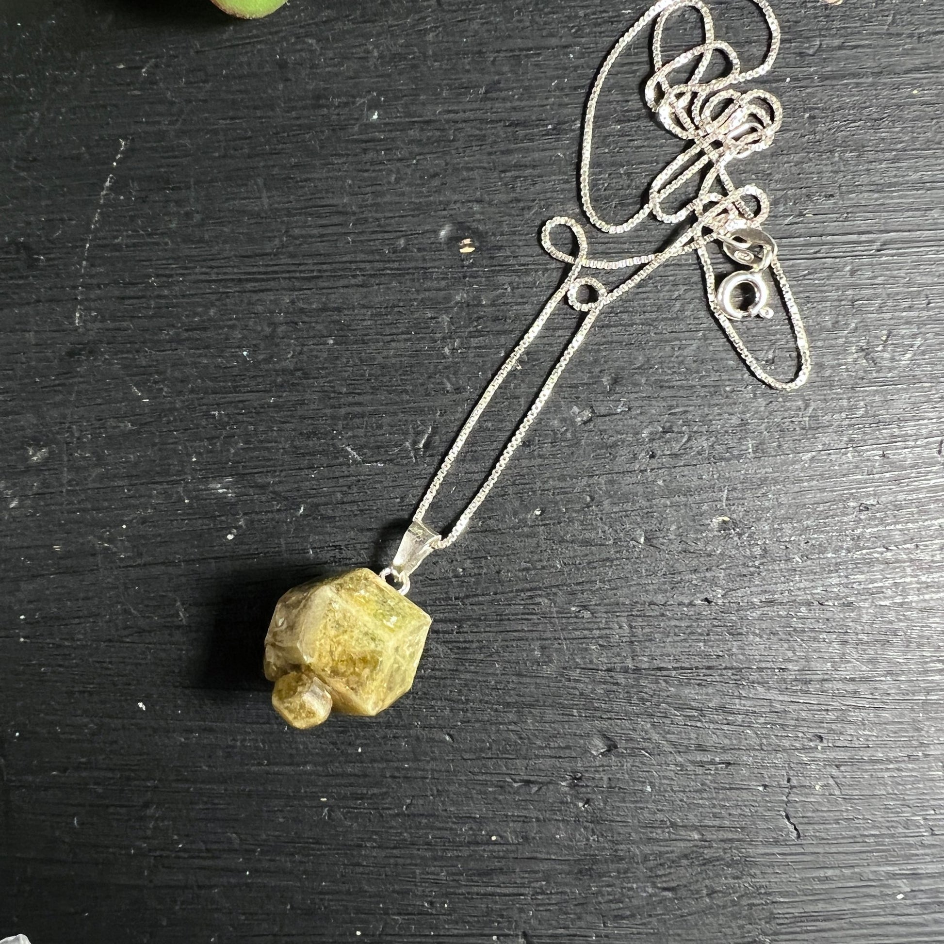 Grüner Grossular Granat | Mali Rohstein | Anhänger mit Silberkette auf Holz | Happy Minerals