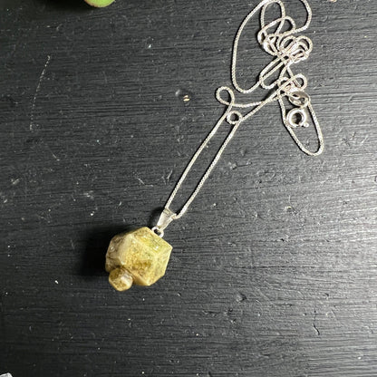 Grüner Grossular Granat | Mali Rohstein | Anhänger mit Silberkette auf Holz | Happy Minerals