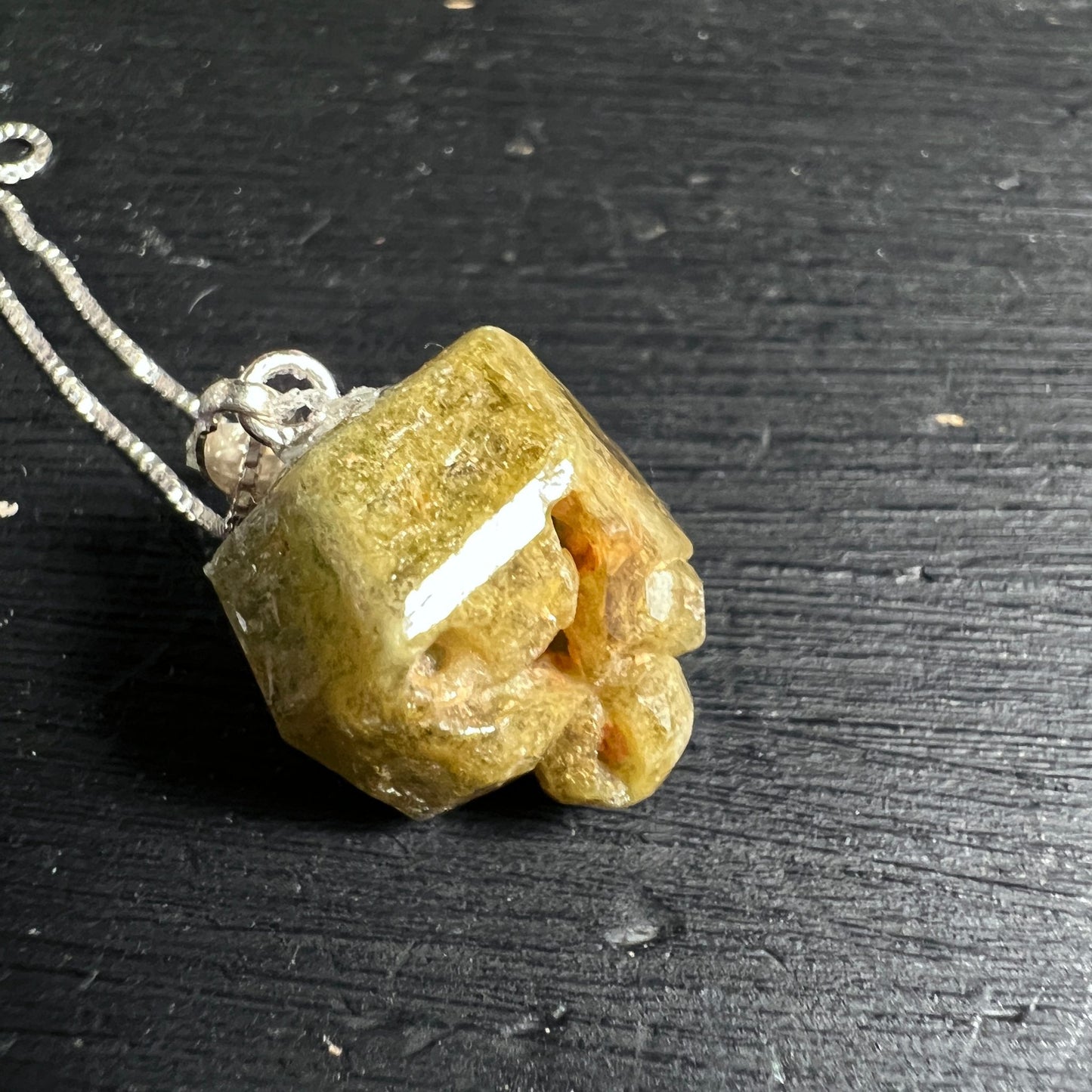Grüner Grossular Granat | Mali Rohstein | Flach liegend Kristallstruktur sichtbar | Happy Minerals