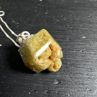 Grüner Grossular Granat | Mali Rohstein | Flach liegend Kristallstruktur sichtbar | Happy Minerals