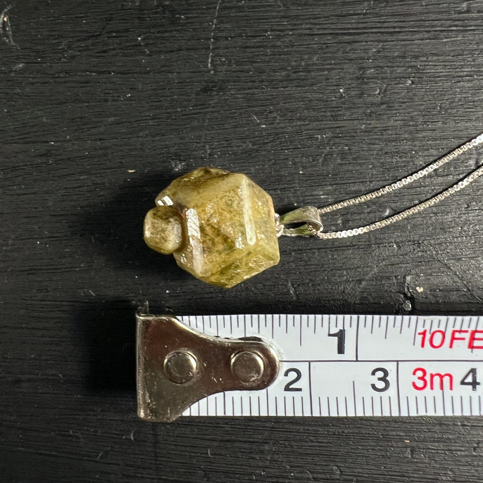 Grüner Grossular Granat | Mali Rohstein | Größenvergleich mit Maßband Unikat | Happy Minerals
