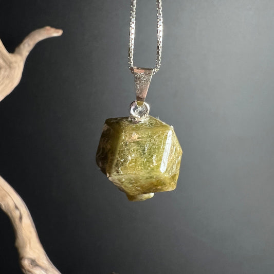 Grüner Grossular Granat | Mali Naturkristall | Hängend an Silberkette Detailansicht | Happy Minerals